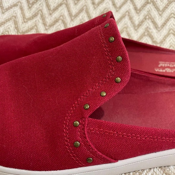 Koolaburra by UGG Darcee Slip On womens size 11 Red White Bronze tone studs EUC - Picture 4 of 10